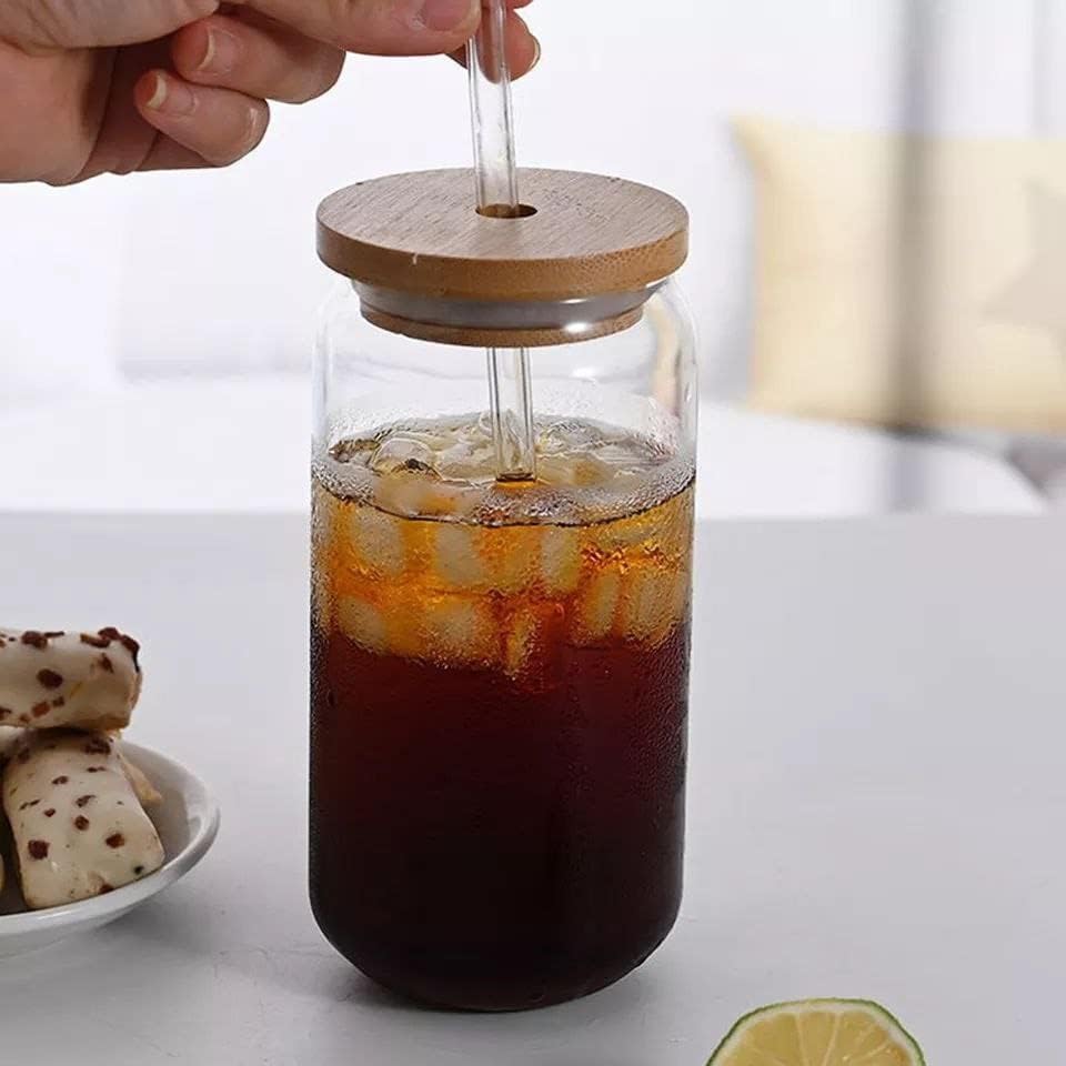 Trendy Cans Mug with Wooden Lid and Clear Glass Straw: Ideal for juices and iced coffee, withstands different temperatures and provides a unique drinking experience
