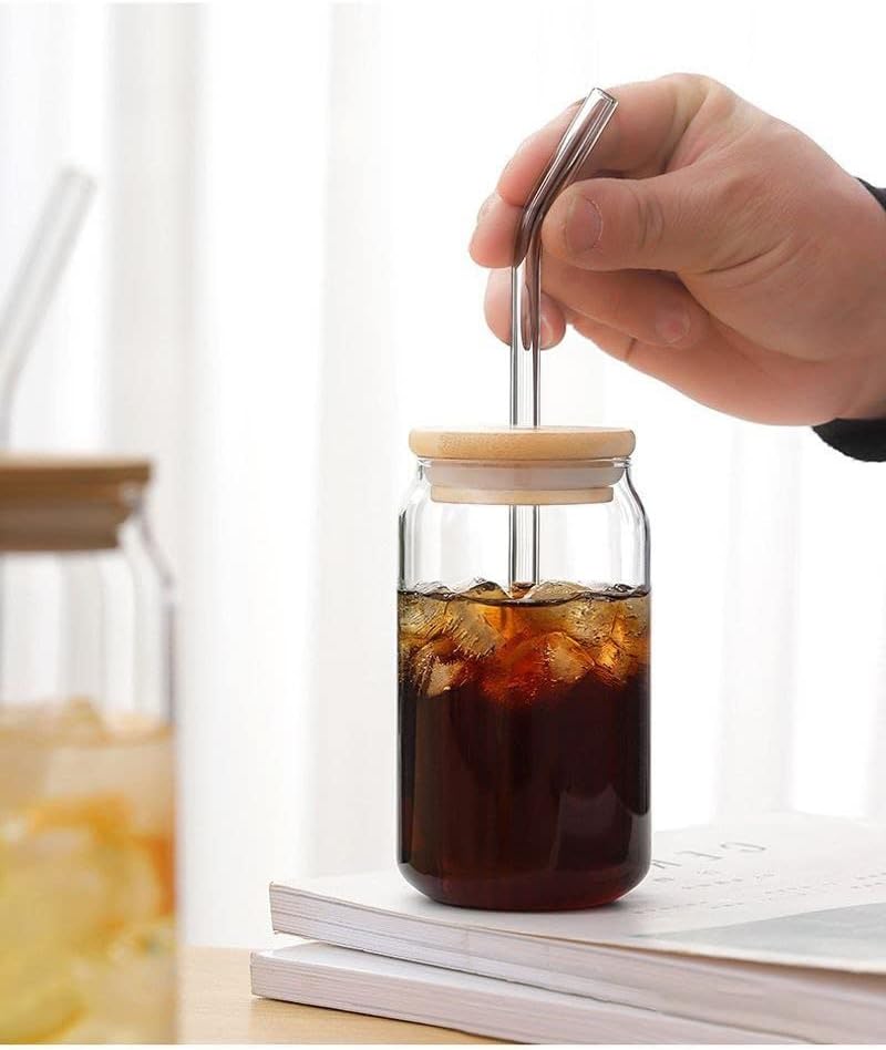 Trendy Cans Mug with Wooden Lid and Clear Glass Straw: Ideal for juices and iced coffee, withstands different temperatures and provides a unique drinking experience