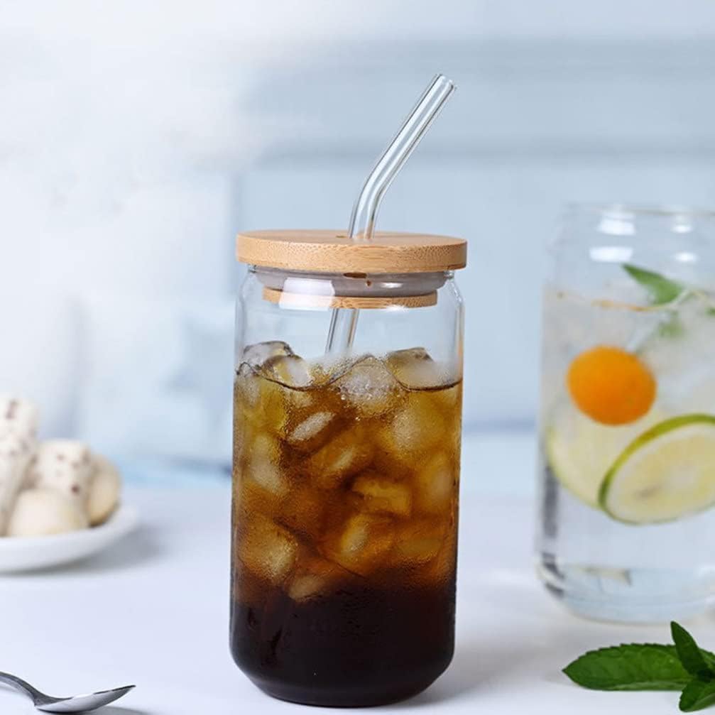 Trendy Cans Mug with Wooden Lid and Clear Glass Straw: Ideal for juices and iced coffee, withstands different temperatures and provides a unique drinking experience