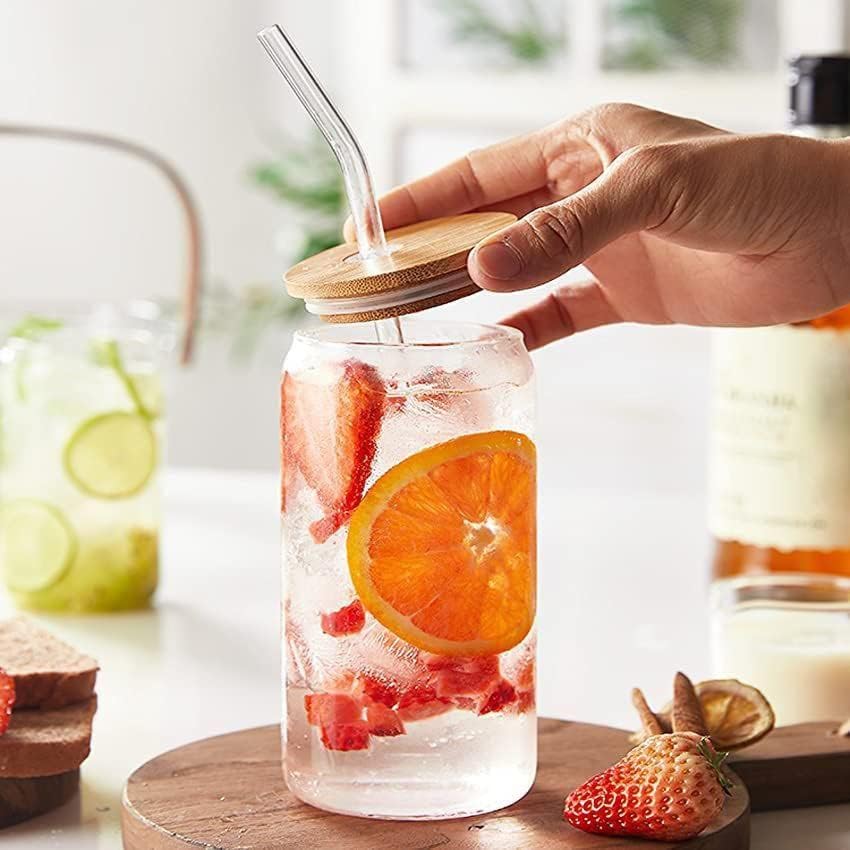 Trendy Cans Mug with Wooden Lid and Clear Glass Straw: Ideal for juices and iced coffee, withstands different temperatures and provides a unique drinking experience