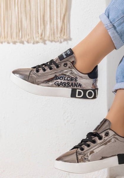 كوتشي فلات من DOLCE & GABBANA – تصميم فاخر ومميز