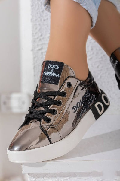 كوتشي فلات من DOLCE & GABBANA – تصميم فاخر ومميز