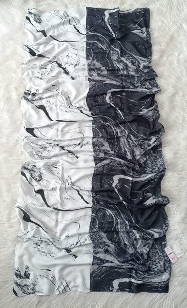 طرحه تركي قطن - رسمه عصريه بجانبين مختلفين الالوان - اسود وابيض- مقاس 200×75