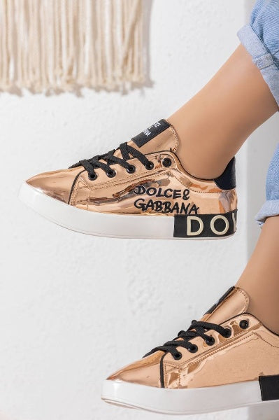 كوتشي فلات من DOLCE & GABBANA – تصميم فاخر ومميز