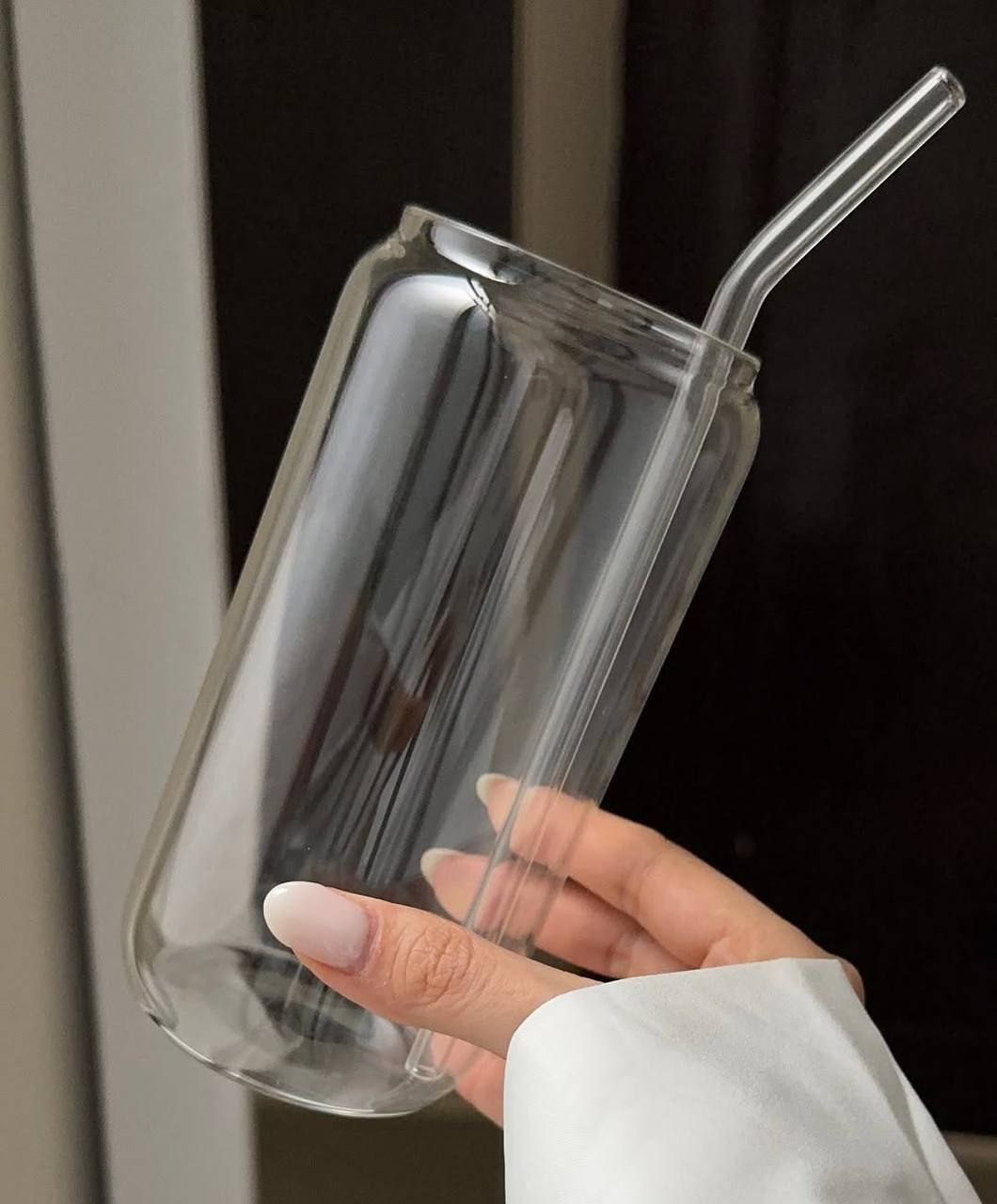 Trendy Cans Mug with Wooden Lid and Clear Glass Straw: Ideal for juices and iced coffee, withstands different temperatures and provides a unique drinking experience