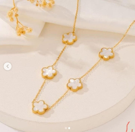 طقم كوليه وردة بالوان مميزه أبيض وأسود مع انسيال أنيق