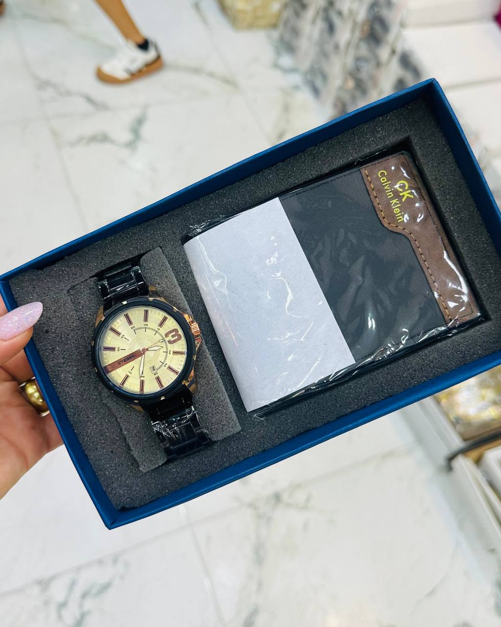calvin klein طقم اكسسوارات رجالي ) بوكس لوكس - ساعه معدن - محفظه جلد)