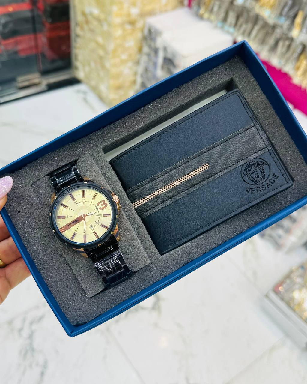 ( versace ) طقم اكسسوارات رجالي . بوكس لوكس _ ساعه معدن _ محفظه جلد مستورد