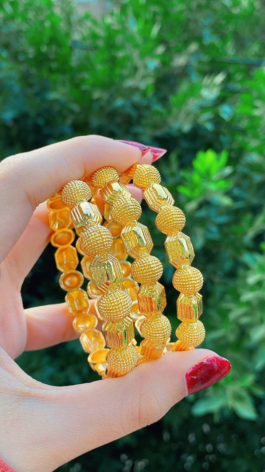 أساور اللؤلؤ الذهبي – فخامة تليق بمعصمك المطلية بالذهب بتصميم روعه عباره عن( 4 قطع) –فخامة تليق بمعصمك