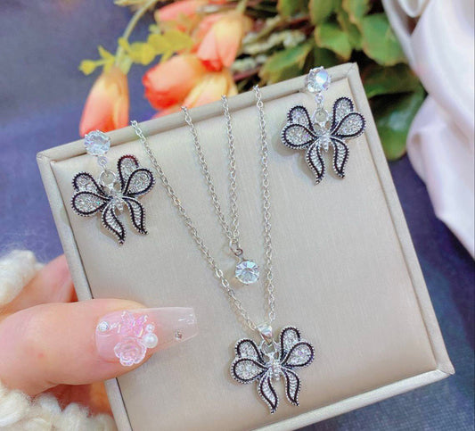 طقم فيونكة أنيقة – مطلي بالبلاتين ومرصع بالفصوص