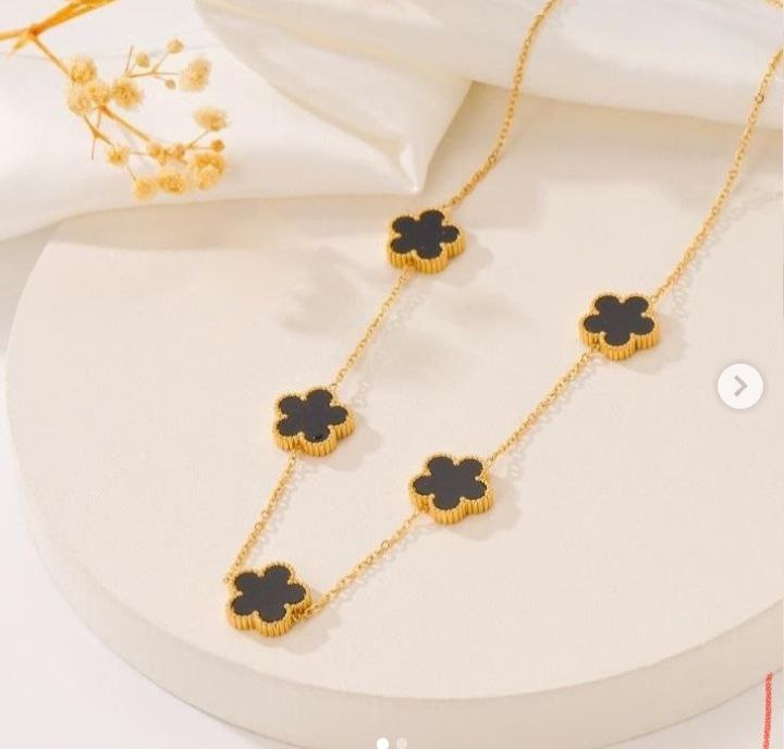 Rose necklace set in distinctive black and white colors with elegant flow