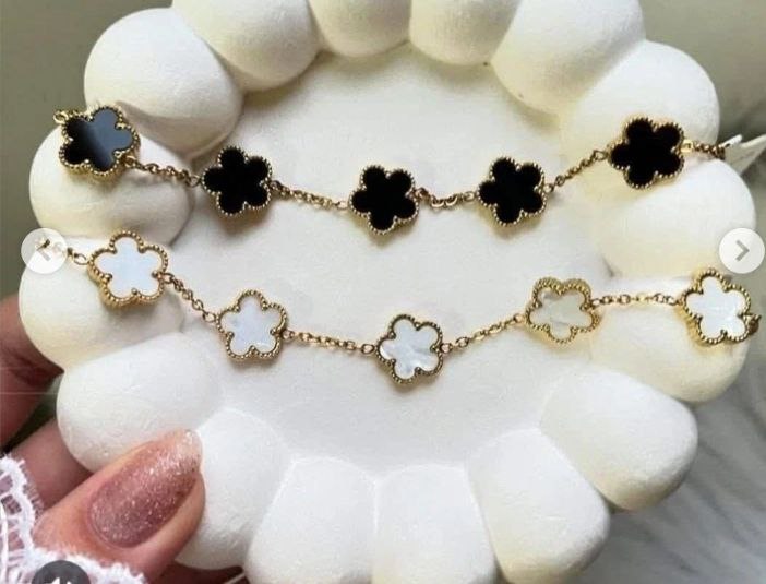 Rose necklace set in distinctive black and white colors with elegant flow
