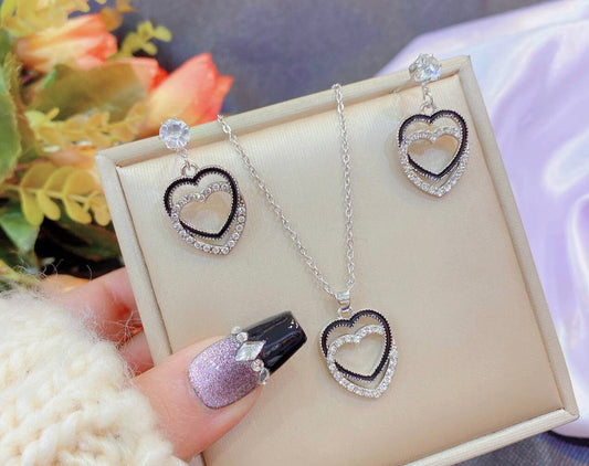 طقم قلوب متداخلة – مطلي بالبلاتين ومرصع بالفصوص