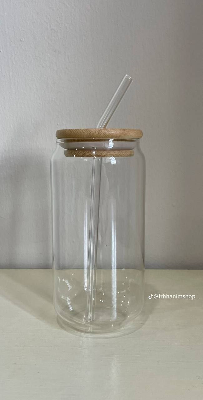 Trendy Cans Mug with Wooden Lid and Clear Glass Straw: Ideal for juices and iced coffee, withstands different temperatures and provides a unique drinking experience