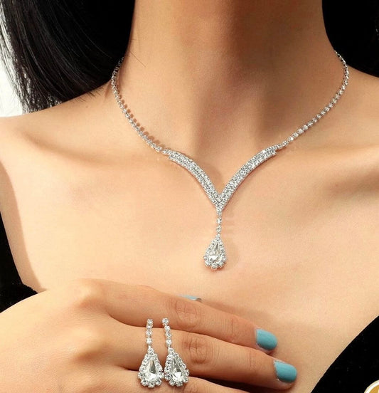 طقم سواريه قطعتين ( سلسلة و حلق ) – فخامة وأناقة عصرية لمناسباتكِ الخاصة