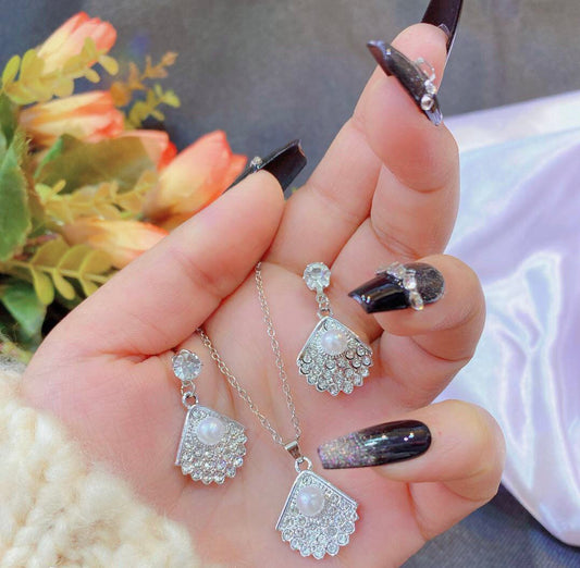 طقم مجوهرات بتصميم مروحة – مرصع بالفصوص واللؤلؤ