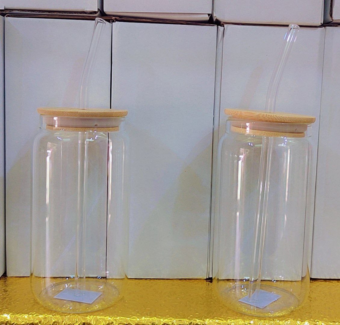 Trendy Cans Mug with Wooden Lid and Clear Glass Straw: Ideal for juices and iced coffee, withstands different temperatures and provides a unique drinking experience