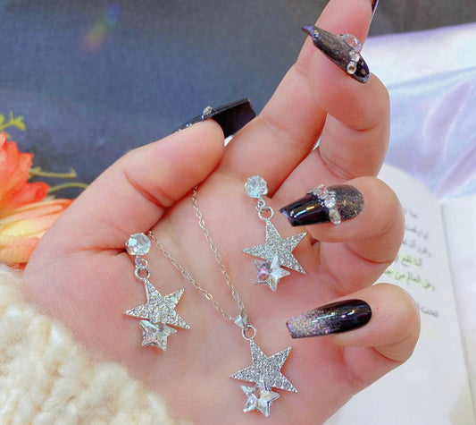 طقم مجوهرات بلاتين مرصع بالفصوص سلسلة وحلق – تصميمات عصرية وفخمة