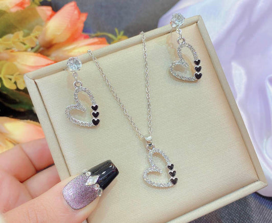 طقم قلوب ساحر – مطلي بالبلاتين ومرصع بالفصوص