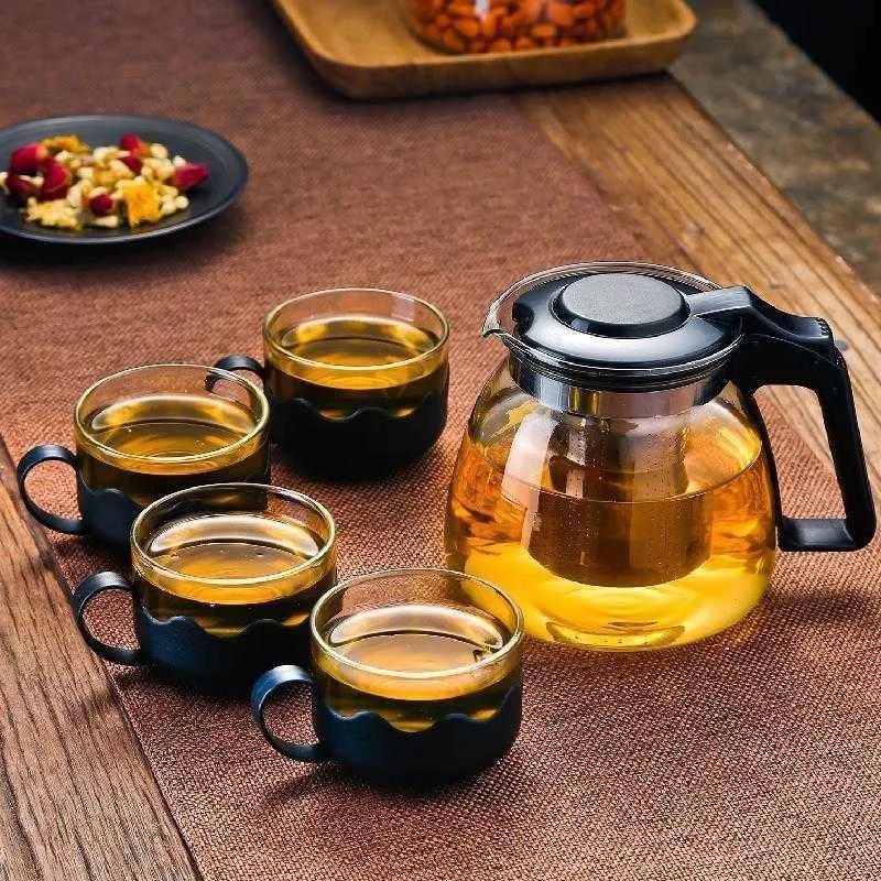 Pyrex Serving Tea Set, 700ml Capacity, Glass Teapot with 4 Glass Tea Cups with Plastic Base and Removable Stainless Steel Tea Infuser, Suitable for Brewing Tea and Herbal Tea Bags