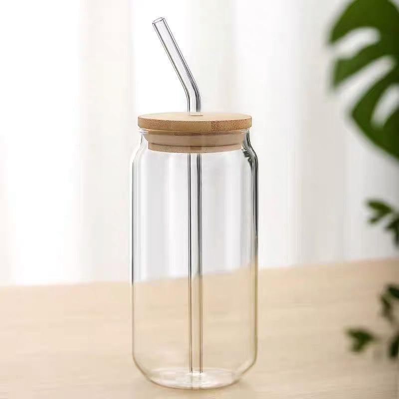 Trendy Cans Mug with Wooden Lid and Clear Glass Straw: Ideal for juices and iced coffee, withstands different temperatures and provides a unique drinking experience