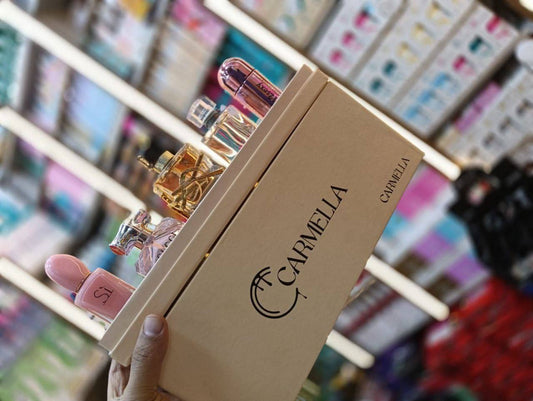 بوكس برفانات CARMELLA النسائي – 5 عطور عالمية في علبة واحدة فخمة