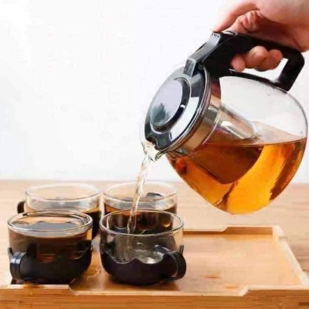 Pyrex Serving Tea Set, 700ml Capacity, Glass Teapot with 4 Glass Tea Cups with Plastic Base and Removable Stainless Steel Tea Infuser, Suitable for Brewing Tea and Herbal Tea Bags