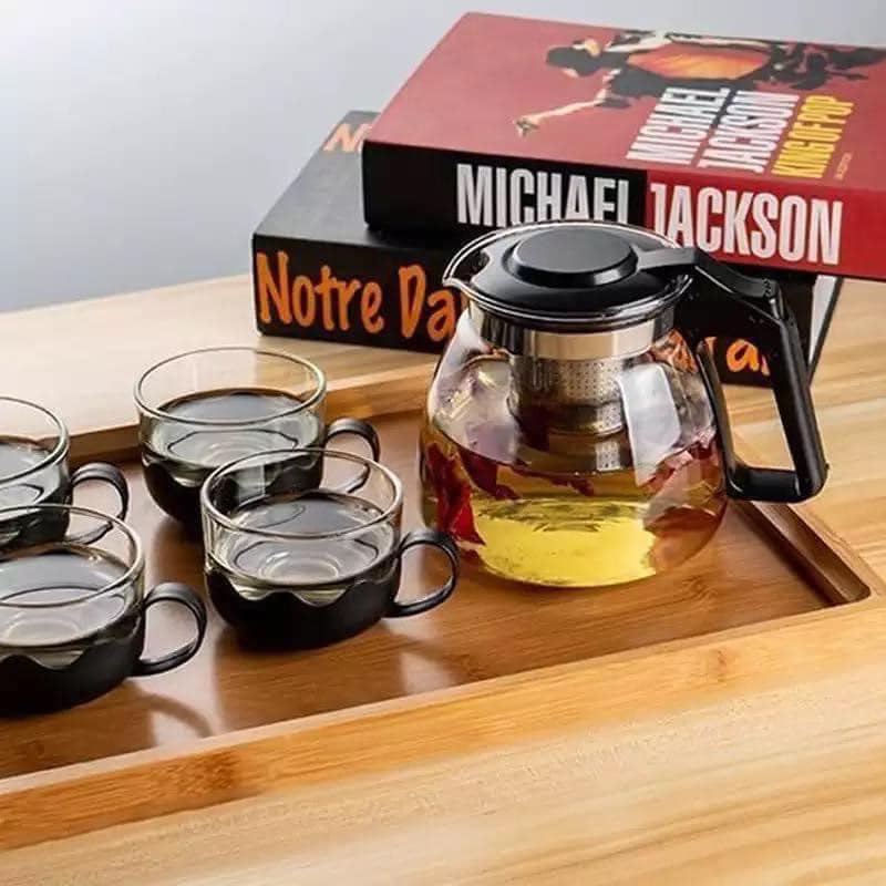 Pyrex Serving Tea Set, 700ml Capacity, Glass Teapot with 4 Glass Tea Cups with Plastic Base and Removable Stainless Steel Tea Infuser, Suitable for Brewing Tea and Herbal Tea Bags