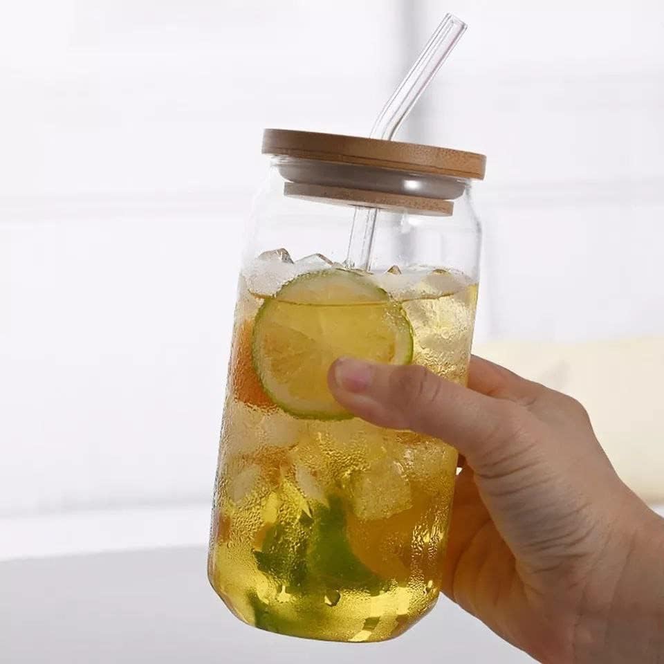 Trendy Cans Mug with Wooden Lid and Clear Glass Straw: Ideal for juices and iced coffee, withstands different temperatures and provides a unique drinking experience