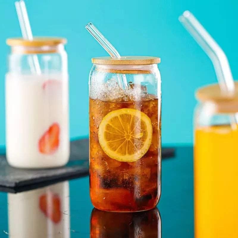 Trendy Cans Mug with Wooden Lid and Clear Glass Straw: Ideal for juices and iced coffee, withstands different temperatures and provides a unique drinking experience