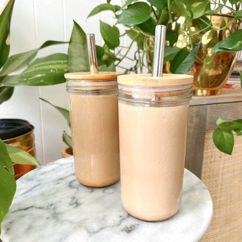 Trendy Cans Mug with Wooden Lid and Clear Glass Straw: Ideal for juices and iced coffee, withstands different temperatures and provides a unique drinking experience