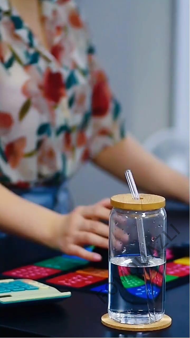 Trendy Cans Mug with Wooden Lid and Clear Glass Straw: Ideal for juices and iced coffee, withstands different temperatures and provides a unique drinking experience