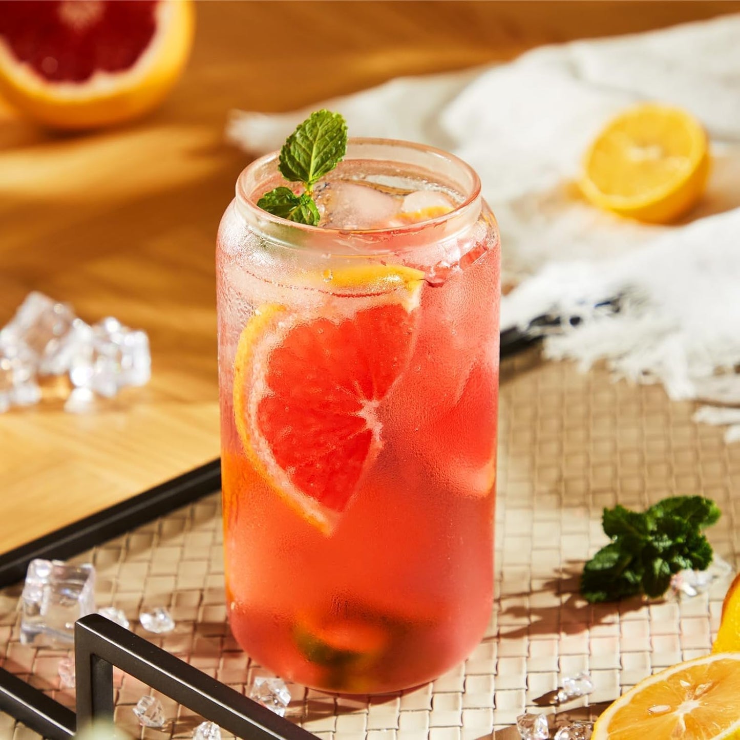 Trendy Cans Mug with Wooden Lid and Clear Glass Straw: Ideal for juices and iced coffee, withstands different temperatures and provides a unique drinking experience