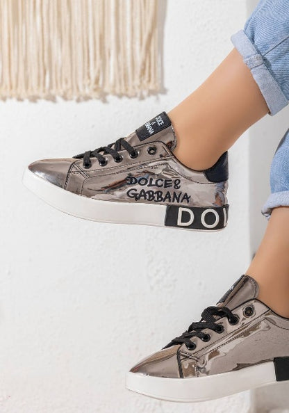 كوتشي فلات من DOLCE & GABBANA – تصميم فاخر ومميز