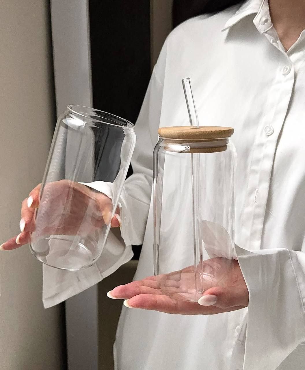 Trendy Cans Mug with Wooden Lid and Clear Glass Straw: Ideal for juices and iced coffee, withstands different temperatures and provides a unique drinking experience