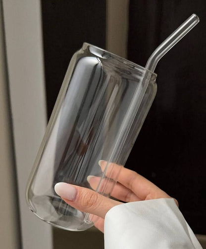 Trendy Cans Mug with Wooden Lid and Clear Glass Straw: Ideal for juices and iced coffee, withstands different temperatures and provides a unique drinking experience
