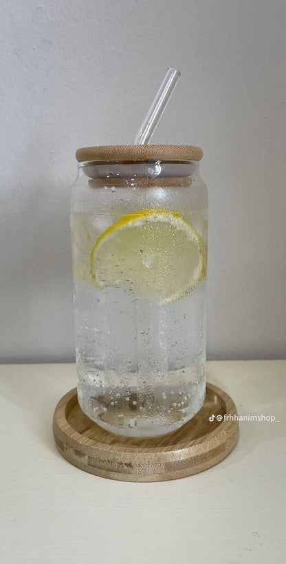 Trendy Cans Mug with Wooden Lid and Clear Glass Straw: Ideal for juices and iced coffee, withstands different temperatures and provides a unique drinking experience