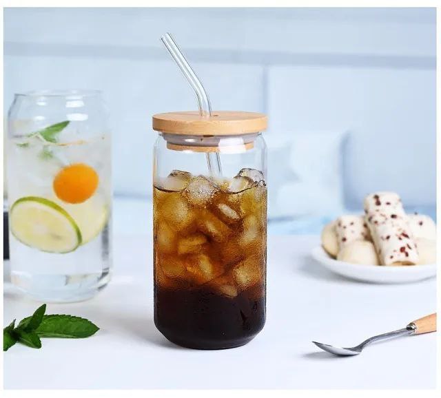 Trendy Cans Mug with Wooden Lid and Clear Glass Straw: Ideal for juices and iced coffee, withstands different temperatures and provides a unique drinking experience
