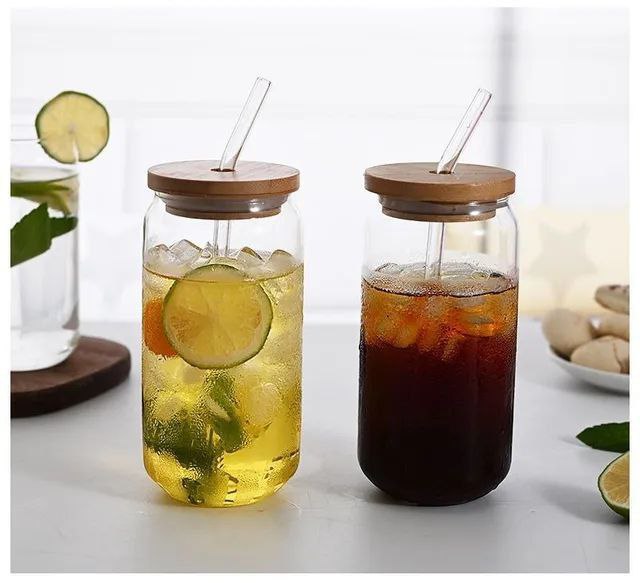 Trendy Cans Mug with Wooden Lid and Clear Glass Straw: Ideal for juices and iced coffee, withstands different temperatures and provides a unique drinking experience