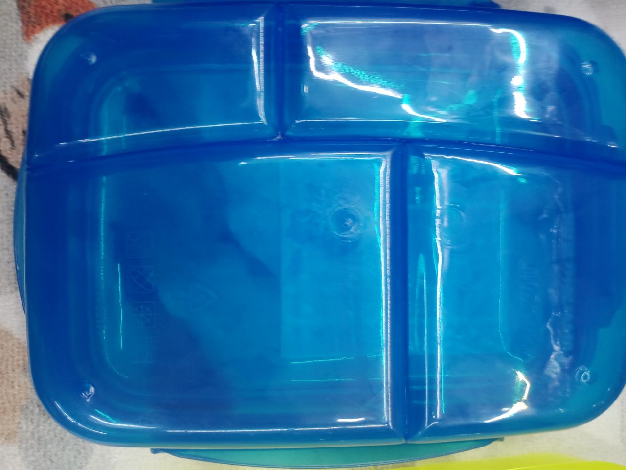Divided plastic lunch box - 3 practical compartments for dividing food and ease of use!
