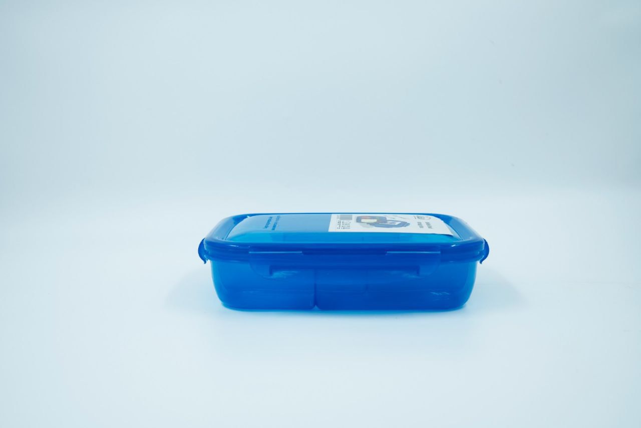 Divided plastic lunch box - 3 practical compartments for dividing food and ease of use!