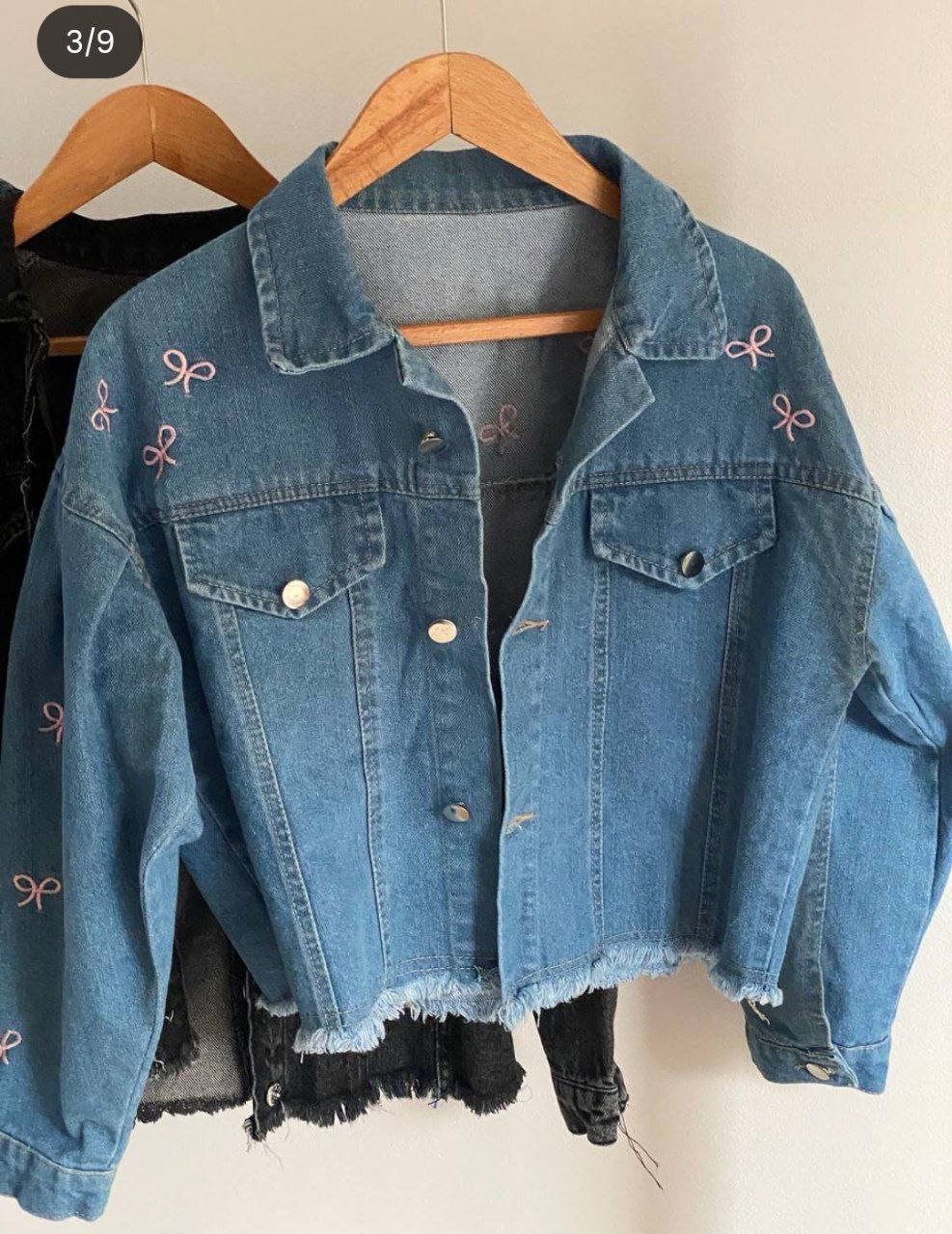 Embroidered denim jacket with bow designs, four-way denim, fits from 50 to 85 kg, comfortable and soft, a feminine touch at the heart of strength 