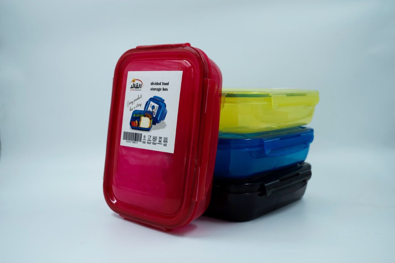 Divided plastic lunch box - 3 practical compartments for dividing food and ease of use!