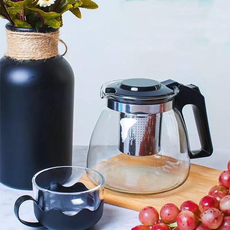 Pyrex Serving Tea Set, 700ml Capacity, Glass Teapot with 4 Glass Tea Cups with Plastic Base and Removable Stainless Steel Tea Infuser, Suitable for Brewing Tea and Herbal Tea Bags