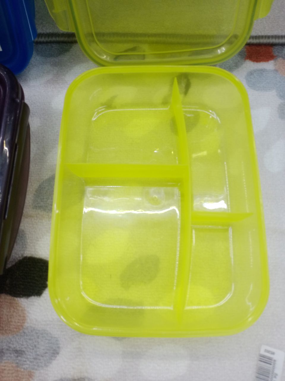 Divided plastic lunch box - 3 practical compartments for dividing food and ease of use!