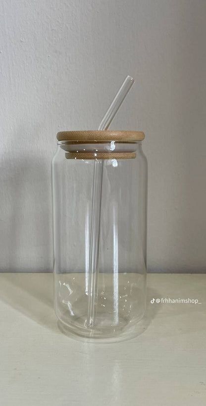 Trendy Cans Mug with Wooden Lid and Clear Glass Straw: Ideal for juices and iced coffee, withstands different temperatures and provides a unique drinking experience