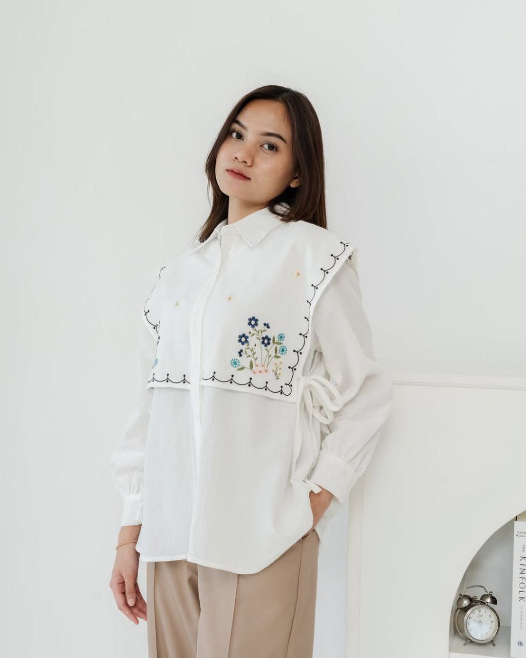 Elegant embroidered blouse - size from 55 to 85 kg - 4 different colors.