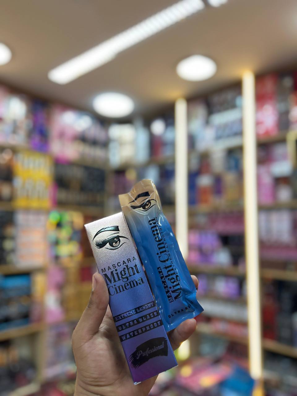 Might Cinema Mascara, black color 